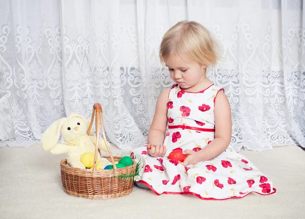 Menina joga ovos de Páscoa — Fotografia de Stock