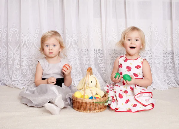 दो लड़कियों अंडे की टोकरी के साथ खेलते हैं — स्टॉक फ़ोटो, इमेज