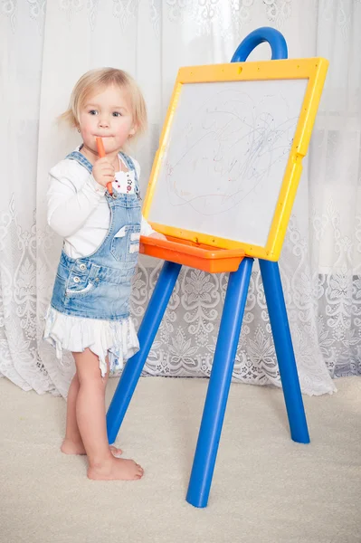 Девушка рисует на доске — стоковое фото
