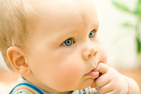 Pequeño bebé lindo con dedo en la boca —  Fotos de Stock