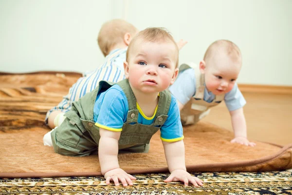 Dzieci na podłodze — Zdjęcie stockowe