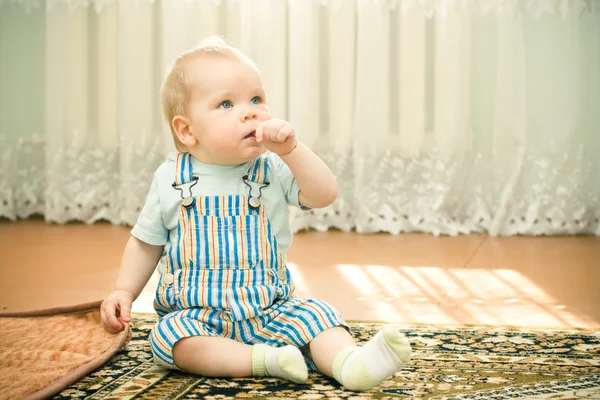 Bebê com o dedo na boca — Fotografia de Stock