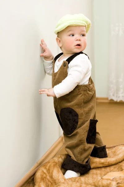 Little child near the wall — Stock Photo, Image