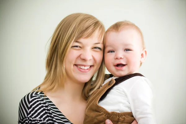 母亲和婴儿的笑 — 图库照片