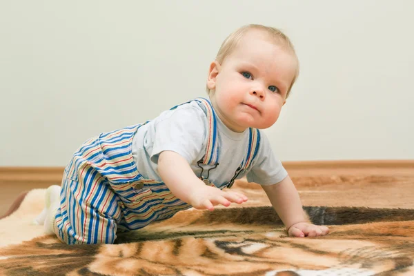 Dítě na podlaze — Stock fotografie