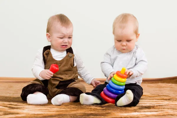 두 아이 장난감을 공유 — 스톡 사진