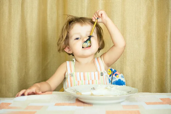 La bambina mangia il porridge — Foto Stock