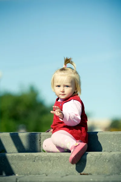 Dívka sedící na schodiště — Stock fotografie