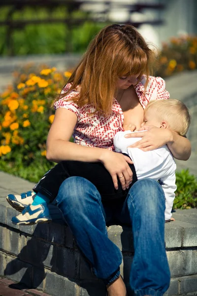 Jovem mãe alimentando seu bebê — Fotografia de Stock