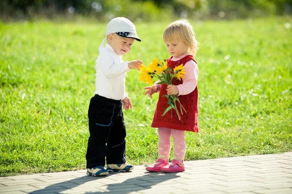 Kinder und Blumen — Stockfoto