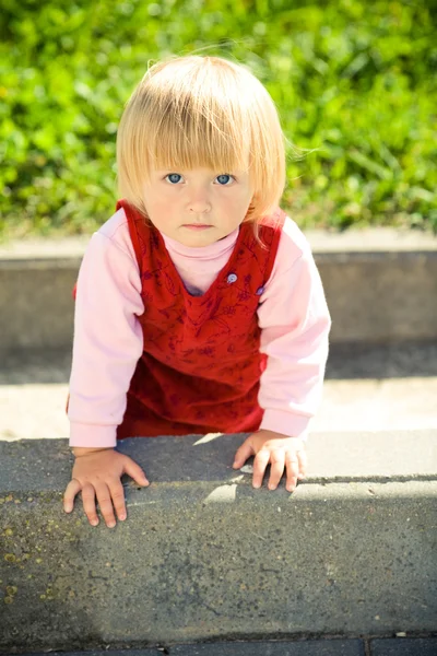 Маленькая серьезная девочка — стоковое фото