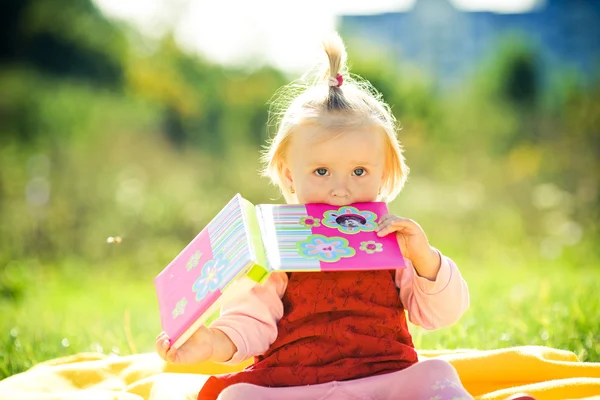 Dívka kousnutí kniha — Stock fotografie