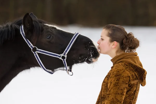 Fille et cheval — Photo