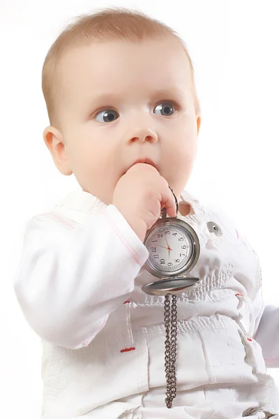 Малыш держит карманные часы — стоковое фото
