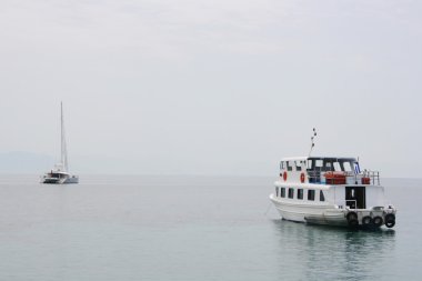 Korfu port yakınındaki tekneler