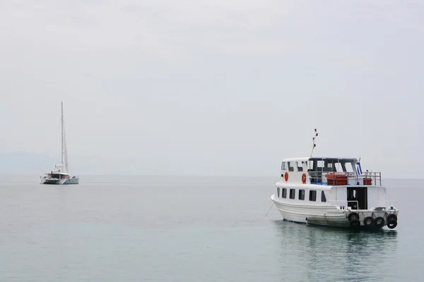 Човни поблизу порт Корфу — стокове фото