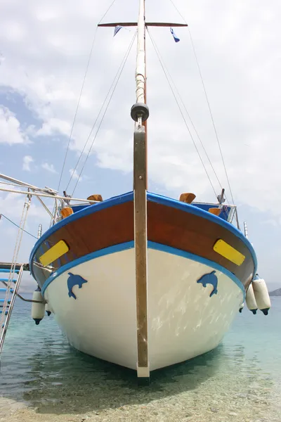 Μικρό ταχύπλοο σκάφος στην παραλία — Φωτογραφία Αρχείου