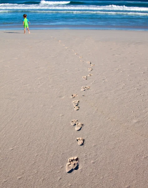 Empreintes de pas d'un enfant sur la plage — Photo