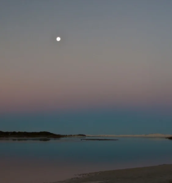 Wschód księżyca nad Zalew — Zdjęcie stockowe