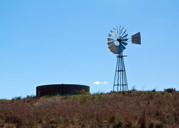 Windmühle in der strahlenden afrikanischen Sonne — Stockfoto
