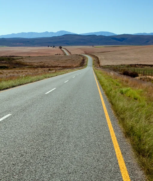 Road over farm lands in South Africa — Stock Photo, Image