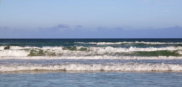 Surf rompiendo en una playa —  Fotos de Stock