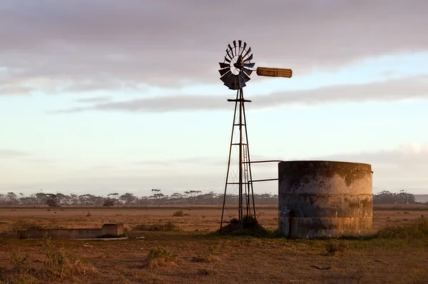 Windmühle bei Sonnenaufgang — Stockfoto