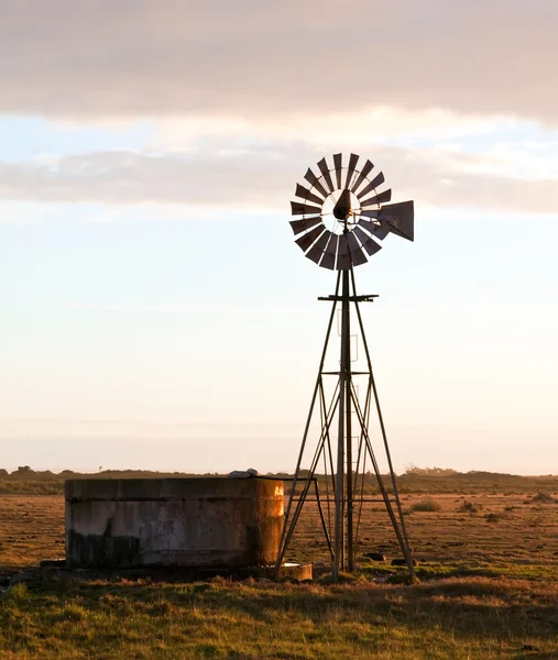 Větrný mlýn v sunrise — Stock fotografie