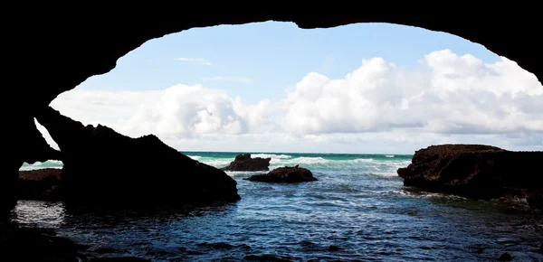 Höhle im Ozean — Stockfoto