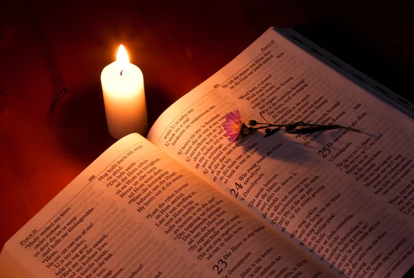 Bíblia por luz de vela — Fotografia de Stock
