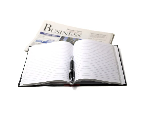 Tidningen, penna och anteckningsbok — Stockfoto