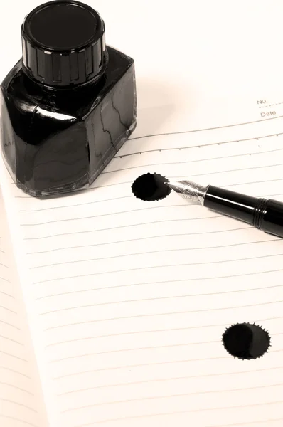 Plnicí pero a zápisník — Stock fotografie