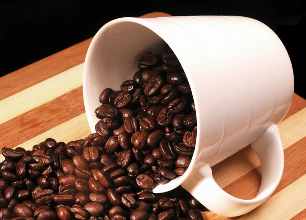 Grains de café sur une tasse — Photo