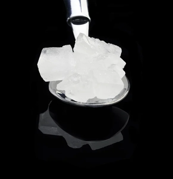 Sucre de cristal sur une cuillère — Photo