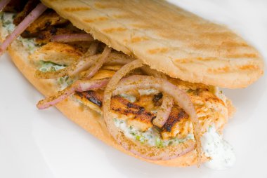 ızgara tavuk ve soğan panini sandviç