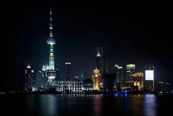 Skyline de Shanghai por la noche — Foto de Stock