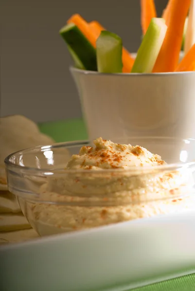 Hummus dip z chlebem pita i warzywami — Zdjęcie stockowe