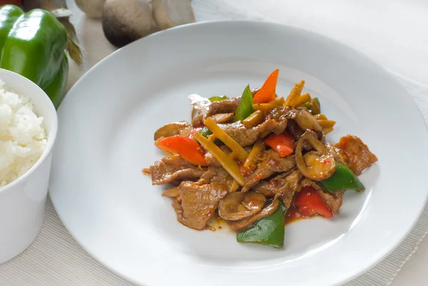 Китайская говядина и овощи — стоковое фото