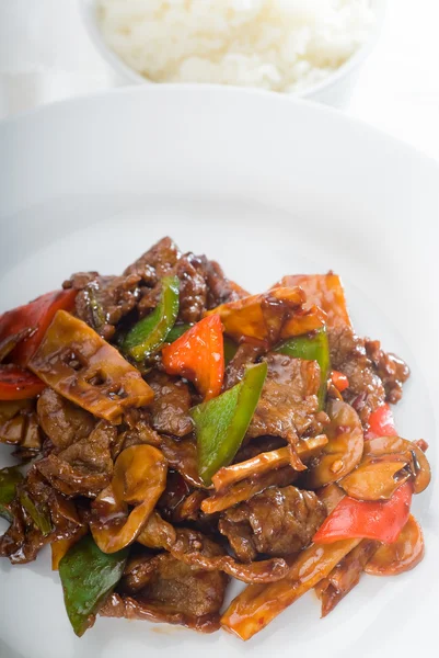 เนื้อวัวและผักจีน — ภาพถ่ายสต็อก