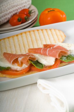 Panini caprese ve parma jambon.