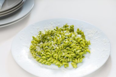 İtalyan düdük makarna ve pesto