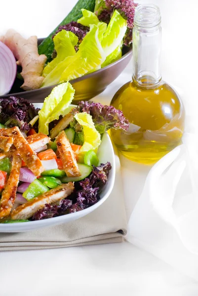 Salada de frango com gergelim — Fotografia de Stock