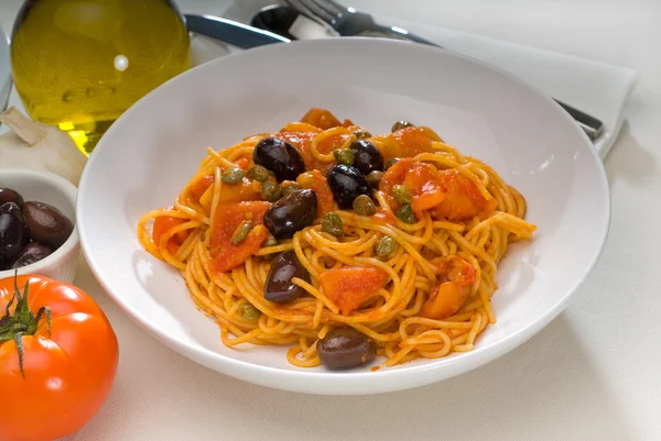 Paste de spaghete puttanesca — Fotografie, imagine de stoc