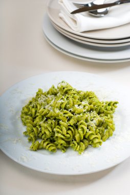 İtalyan düdük makarna ve pesto