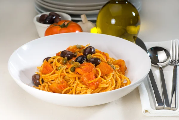 Paste de spaghete puttanesca — Fotografie, imagine de stoc