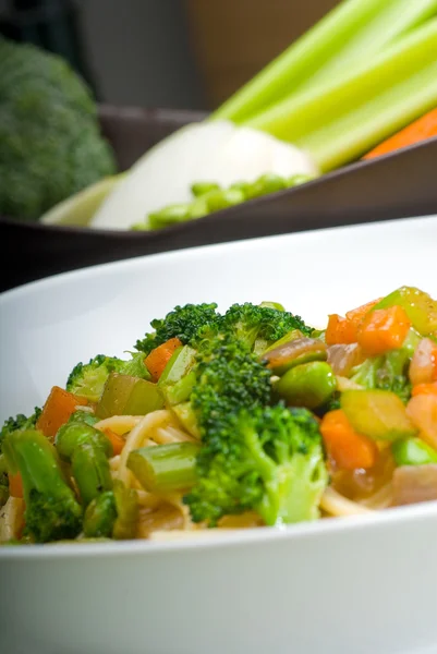 野菜たっぷりのパスタ — ストック写真