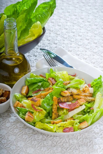 Свежий домашний салат с цезарем — стоковое фото
