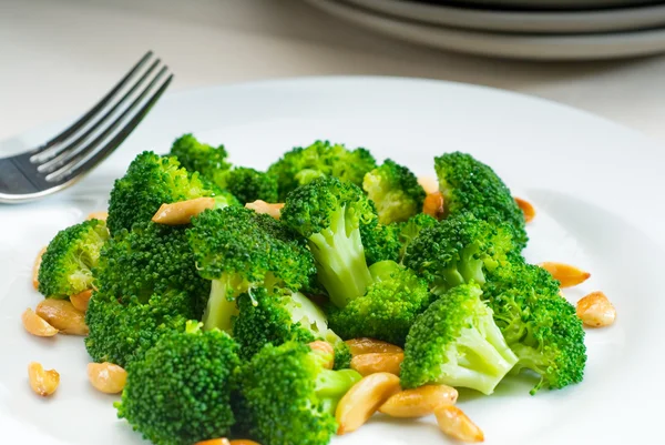 Frisch gebratener Brokkoli und Mandeln — Stockfoto