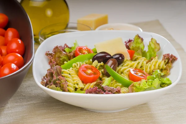 Італійський fusilli салат з макаронами — стокове фото