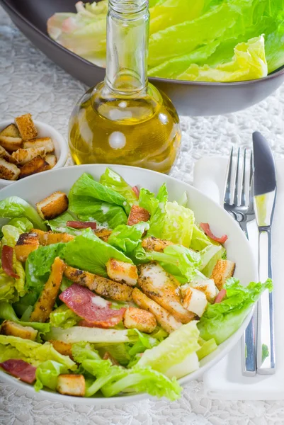 Свежий домашний салат с цезарем — стоковое фото